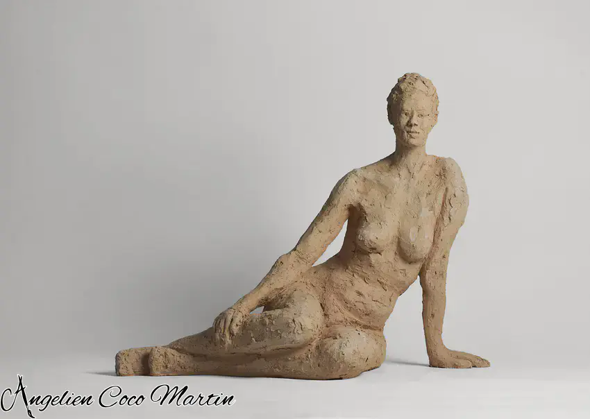 Zittende jonge vrouw