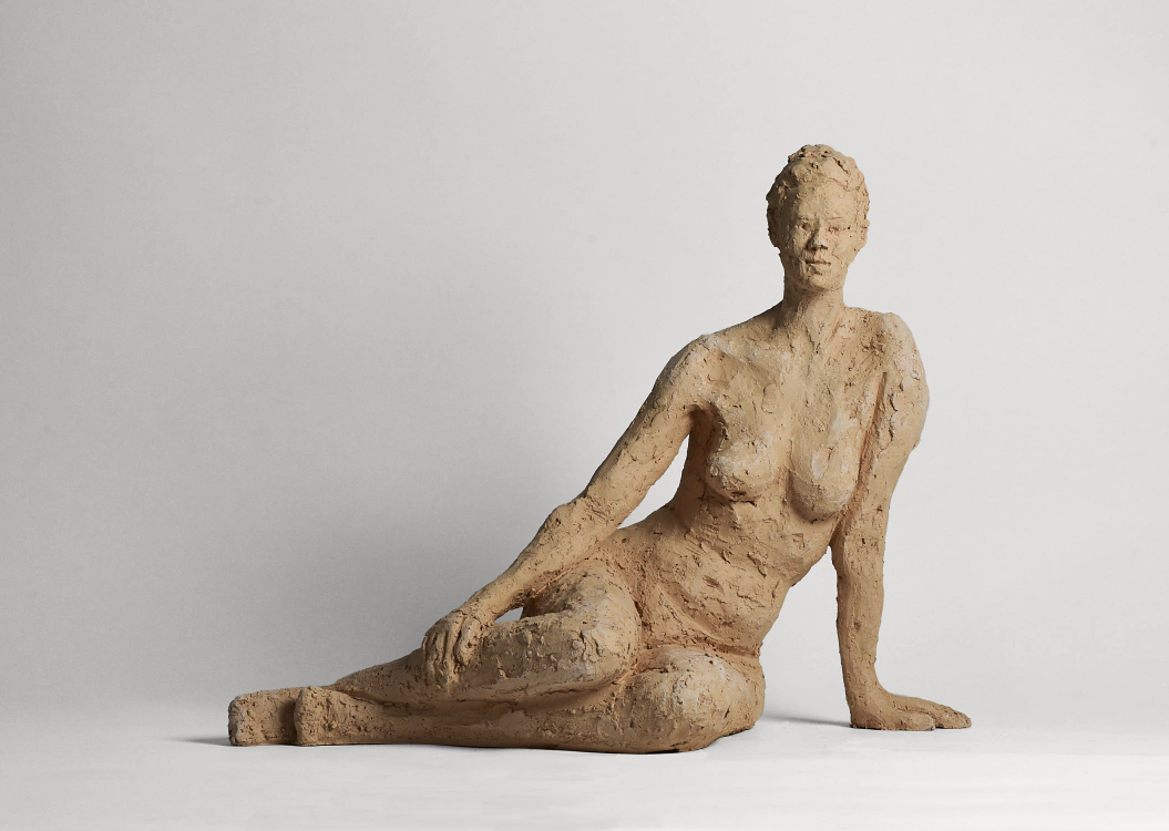 Zittende jonge vrouw